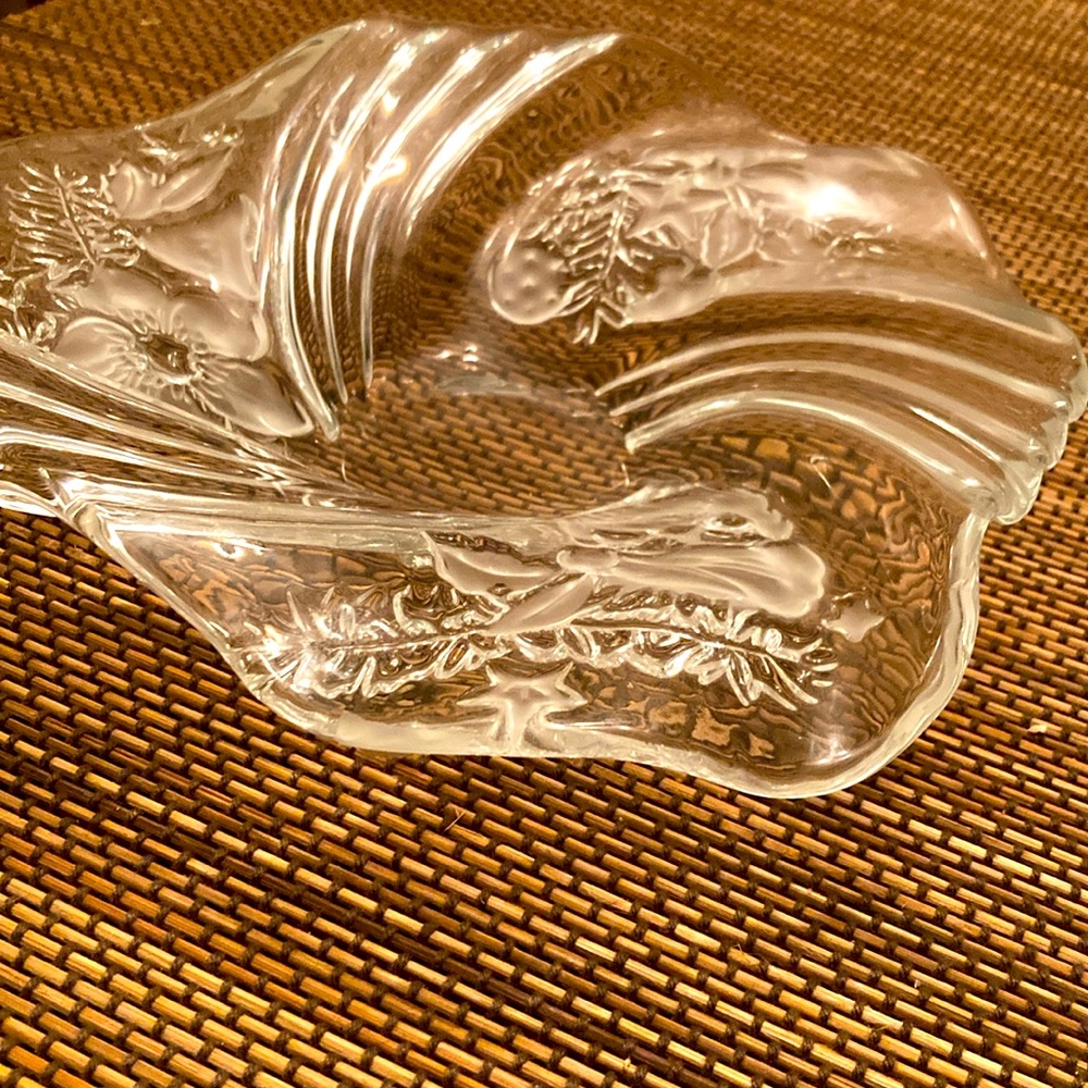 Beautiful 3 dimensional Serving dish. Floral design